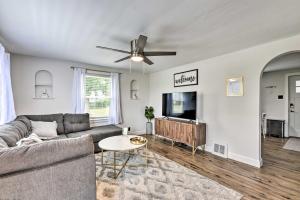 オーチャード・パークにあるOrchard Park Home Less Than 2 Mi to Highmark Stadium!のソファと薄型テレビのあるリビングルーム