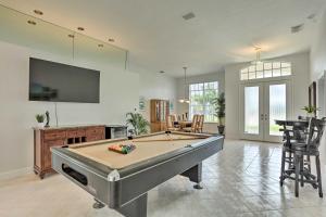 TV a/nebo společenská místnost v ubytování Private Pool and Hot Tub Port St Lucie Escape
