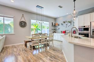 une cuisine et une salle à manger avec une table et des chaises dans l'établissement Spacious Folsom Getaway with Pool and Hot Tub!, à Folsom