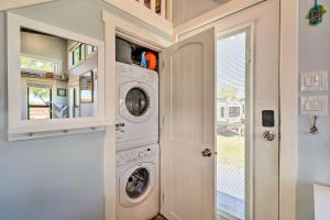 uma lavandaria com máquina de lavar e secar roupa em Upscale Tiny Home - Boho-Chic Austin Getaway! em Austin