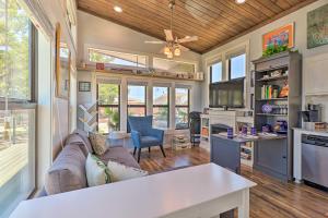 Fotografie z fotogalerie ubytování Upscale Tiny Home - Boho-Chic Austin Getaway! v destinaci Austin