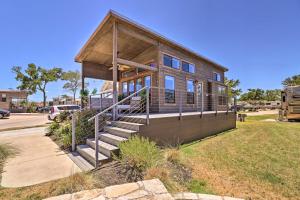 una pequeña casa con una escalera en un patio en Upscale Tiny Home - Boho-Chic Austin Getaway! en Austin