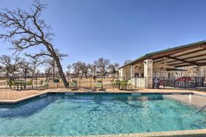 una piscina con mesa y sillas y un edificio en Upscale Tiny Home - Boho-Chic Austin Getaway!, en Austin