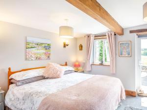 a bedroom with a bed and a window at Bwythyn Y Wennol in Beddgelert