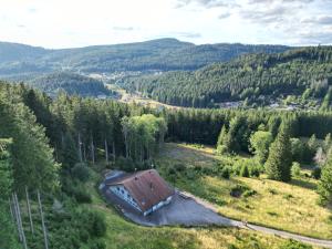 une vieille maison sur une colline dans un champ dans l'établissement La Ferme des 3 lacs, à Xonrupt-Longemer