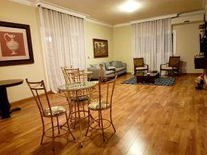 a living room with a table and chairs at Spa Belo Quinto Prime in Brotas