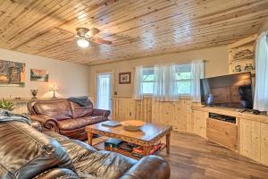 Galeriebild der Unterkunft Hot Tub and Fire Pit Pet-Friendly Clayton Escape! in Clayton