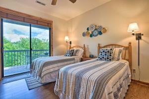 Ένα ή περισσότερα κρεβάτια σε δωμάτιο στο Renovated Burnsville Condo in Gated Community