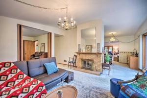 Posezení v ubytování Lakeside Spooner Home with Game Room and Views!