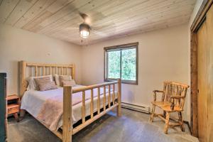 Katil atau katil-katil dalam bilik di Beautiful McCall Cabin Perfect for Families!