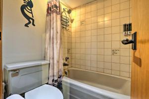 La salle de bains est pourvue de toilettes et d'une baignoire. dans l'établissement Ski-InandSki-Out Studio at Winter Park Base!, à Winter Park