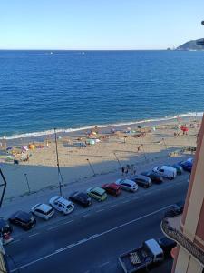 uma fila de carros estacionados ao lado de uma praia em La Casa di Noemi em Savona
