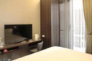 A television and/or entertainment centre at Capital Hotel SongShan