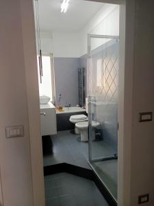 uma casa de banho com um chuveiro, um WC e um lavatório. em La Casa di Noemi em Savona