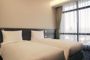 Postel nebo postele na pokoji v ubytování Capital Hotel SongShan