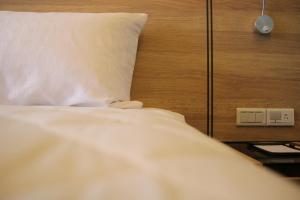 Postel nebo postele na pokoji v ubytování Capital Hotel SongShan