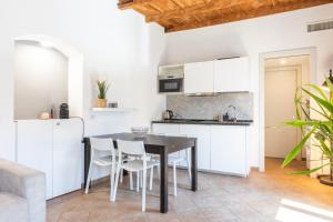 A kitchen or kitchenette at Milan Stay - Alzaia Naviglio Grande