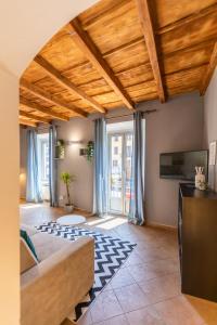 een woonkamer met een bank en een tv bij Alzaia Naviglio Grande in Milaan