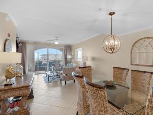 Et opholdsområde på San Remo Condominium 203 by Newman-Dailey