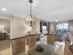 Et opholdsområde på San Remo Condominium 203 by Newman-Dailey + 17 billeder