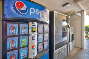een koelkast met pepsi en een fles frisdrank bij Motel 6-Vallejo, CA - Six Flags West in Vallejo