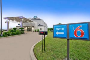 ein Schild vor einer Tankstelle in der Unterkunft Motel 6-Denison, TX in Denison