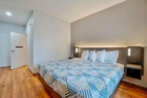 Postel nebo postele na pokoji v ubytování Motel 6-Denison, TX