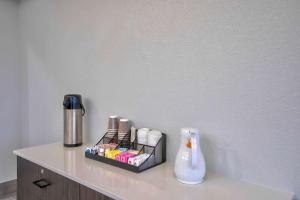 Příslušenství pro přípravu čaje a kávy v ubytování Motel 6-Denison, TX