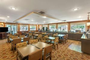 a restaurant with tables and chairs and a bar at Best Western Plus Burley Inn & Convention Center in Burley