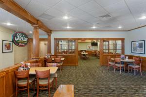 a dining room with tables and chairs in a restaurant at Best Western Plus Burley Inn & Convention Center in Burley
