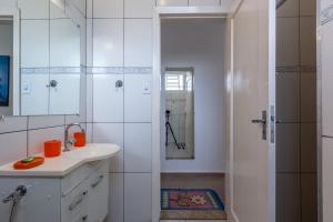 a white bathroom with a sink and a shower at Casa no Tatuapé com 3 Dormitórios e Garagem in Sao Paulo