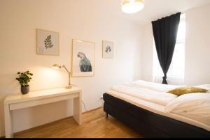 sypialnia z łóżkiem i stołem z lampą w obiekcie Gemütliches Stadtnest l LF16 w Wiedniu