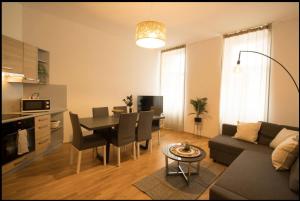salon ze stołem i jadalnią w obiekcie Gemütliches Stadtnest l LF16 w Wiedniu