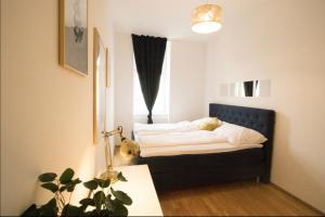 A bed or beds in a room at Between Schoenbrunn & the City Center (Apt. 16)