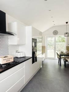 Una cocina o kitchenette en D abode Devon