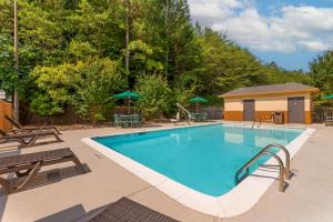 a swimming pool with a bench and a picnic table at Best Western Seneca-Clemson in Seneca
