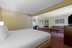 Giường trong phòng chung tại Best Western Seneca-Clemson