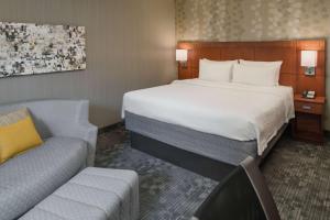 a hotel room with a bed and a couch at Sonesta Select Seattle Bellevue Redmond in Bellevue