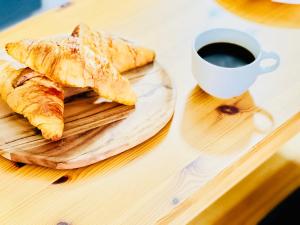 een bord croissants en een kopje koffie bij Canaryislandshost l Las Olas in Costa Teguise