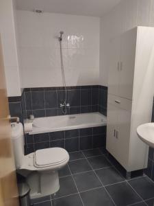 łazienka z toaletą, wanną i umywalką w obiekcie Ático Minerva w mieście Fisterra