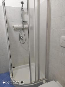 eine Duschkabine im Bad mit WC in der Unterkunft Casa Maremonti vicino Cefalu in Campofelice di Roccella