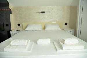 A bed or beds in a room at Pansion Eden