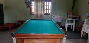 a room with a pool table in a room at Chácara Tâmonamió - Casa de campo completa para sua família - WIFI fibra in Limeira