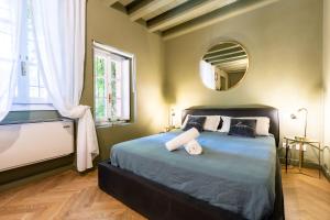 A bed or beds in a room at Milan Stay - Alzaia Naviglio Grande