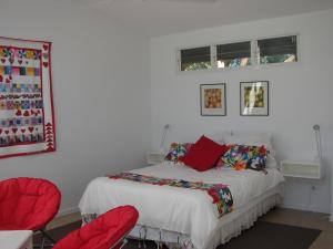
A bed or beds in a room at Hove To B&B
