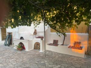 a building with a fire place in a courtyard at VILLA NOULI in Sarakiniko