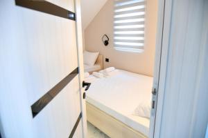 A bed or beds in a room at Pansion Eden