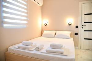 A bed or beds in a room at Pansion Eden