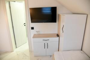 A kitchen or kitchenette at Pansion Eden