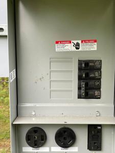 un contador de gas con dos mandos laterales en Cozy tiny home cabin in Eva, TN, 